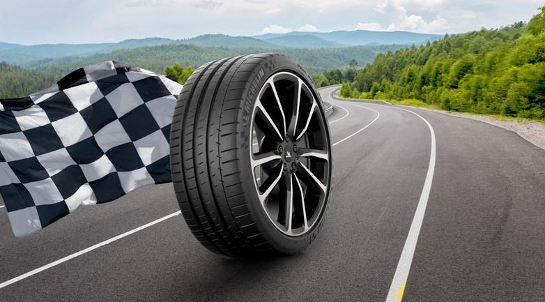 Michelin Pilot Super Sport et drapeau