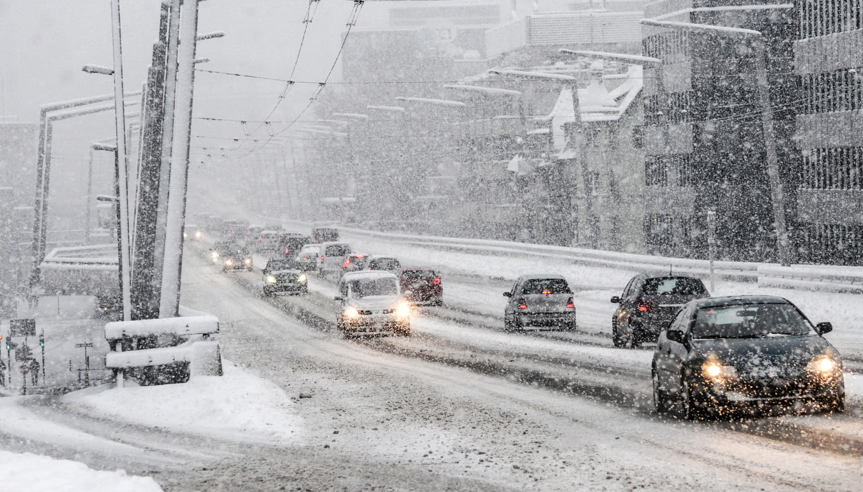 Circulation roulant sous une forte neige