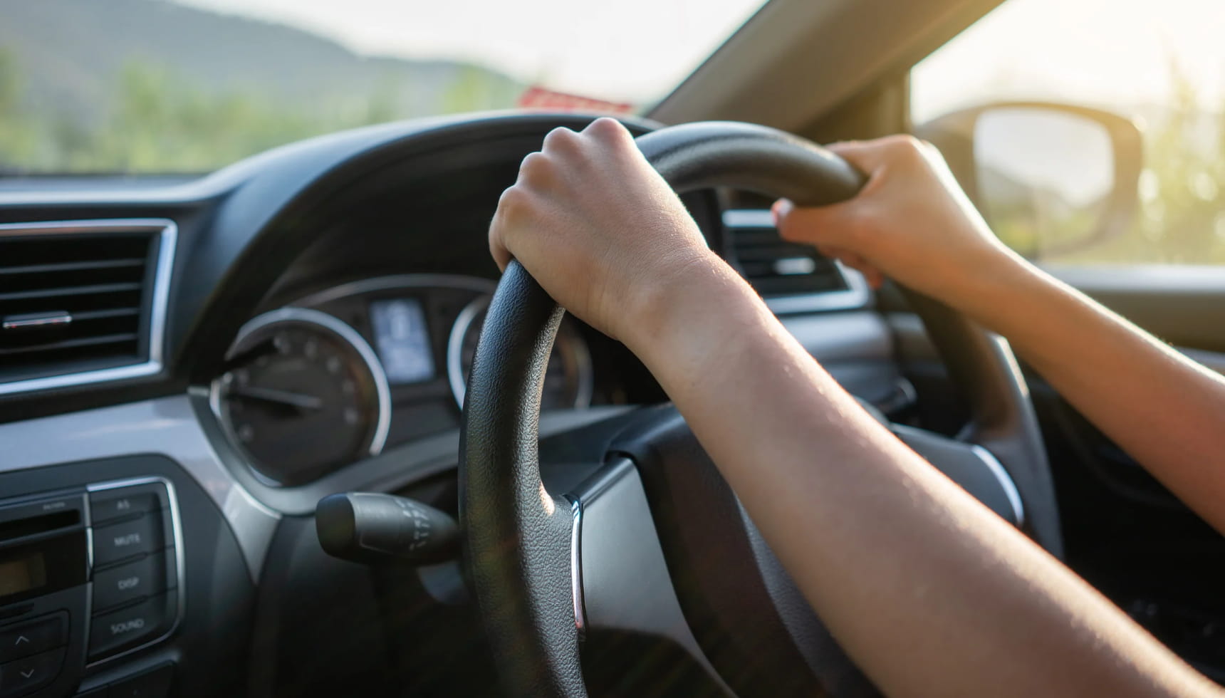 Deux mains sur un volant