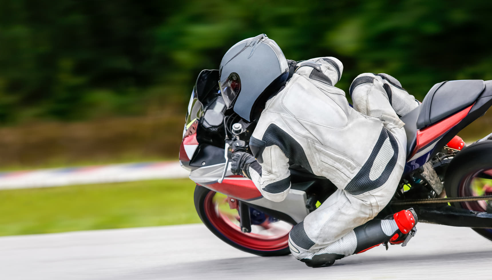 Moto avec des pneus slick