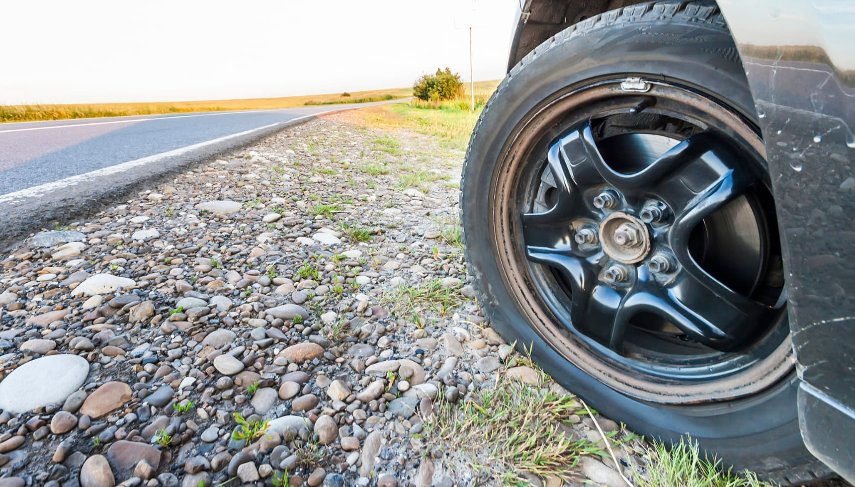 Pneu crevé sur la route