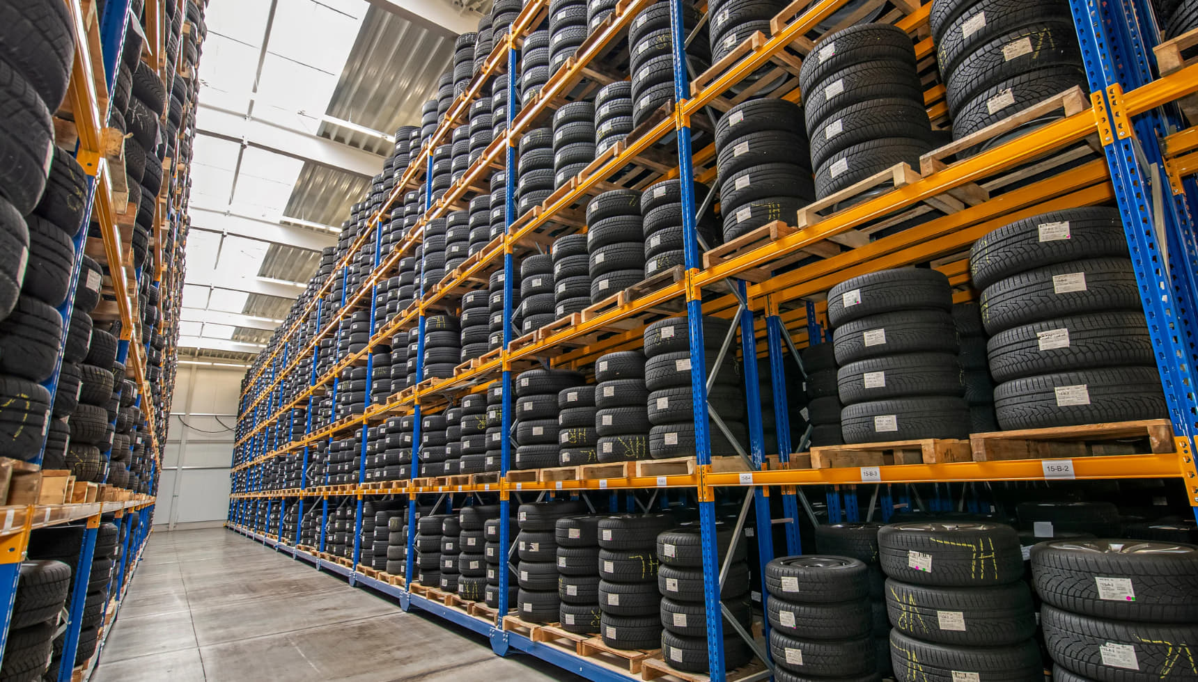 Pneus stockés dans un dépôt