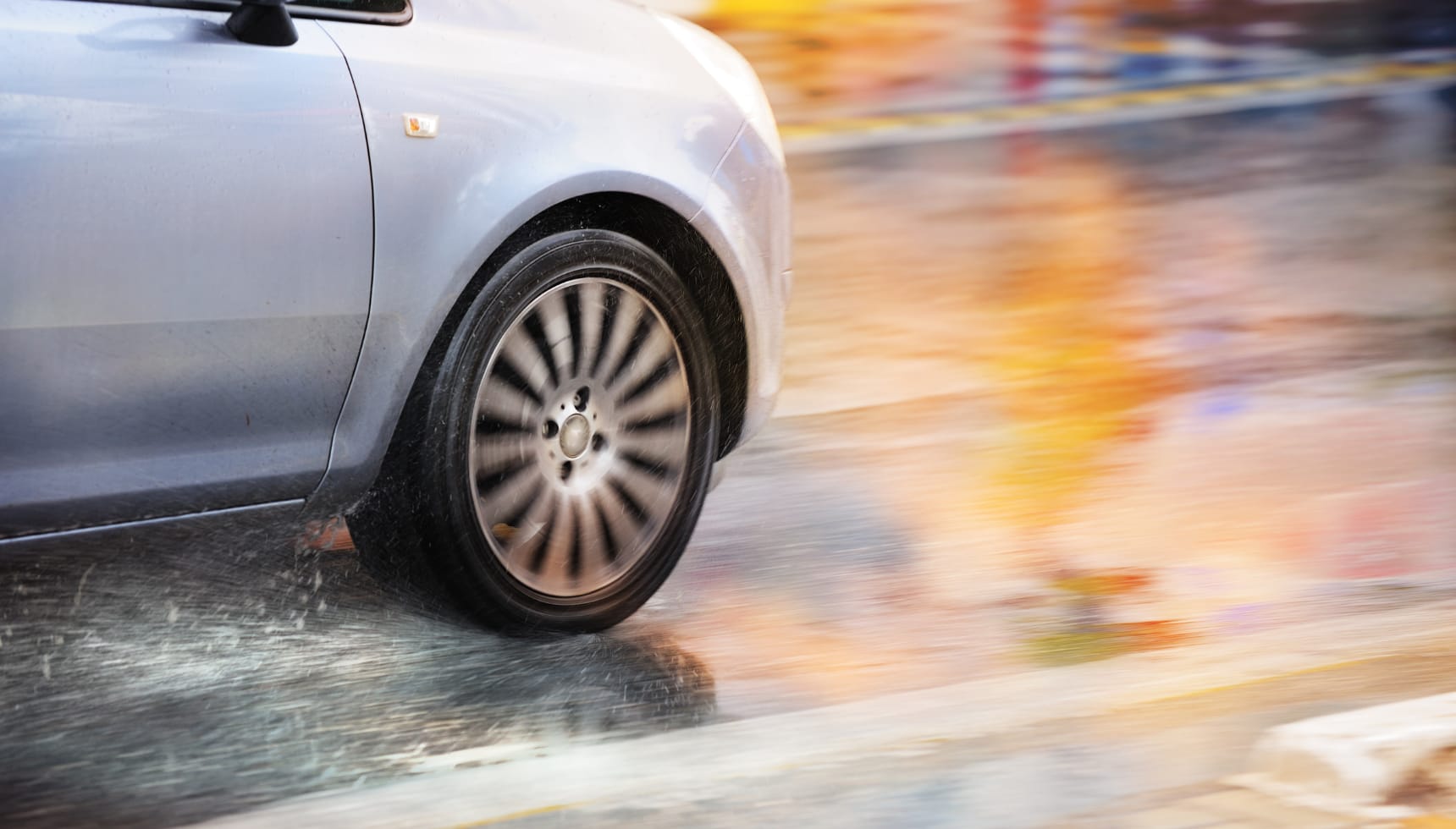 Voiture grise sous la pluie